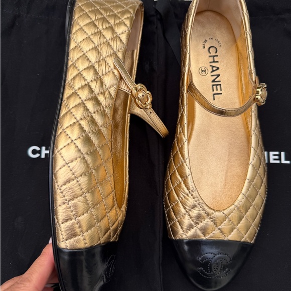 CHANEL CC LOGO GOLD LEATHER MARYJANE BALLET FLATS SHOES QUILTED BLACK CAP TOE 40 - Picture 3 of 15